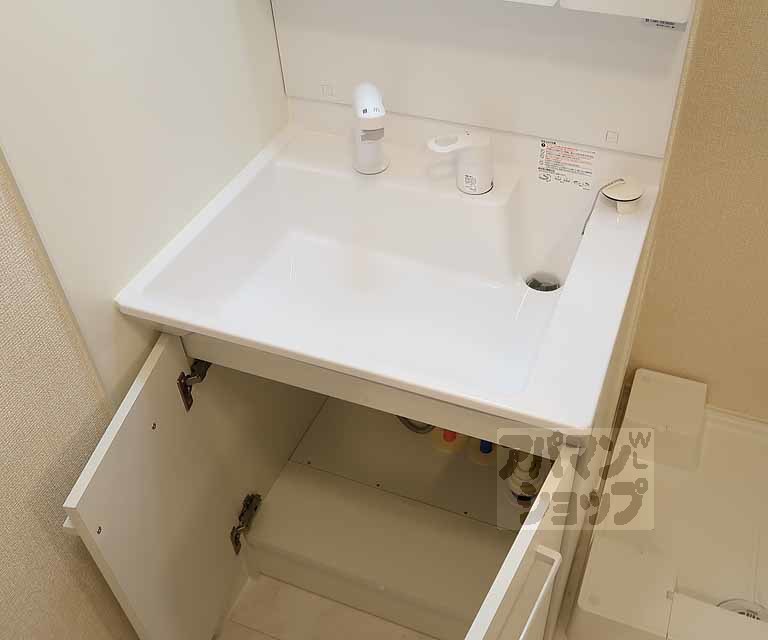 洗面設備　３０２号室の写真です。