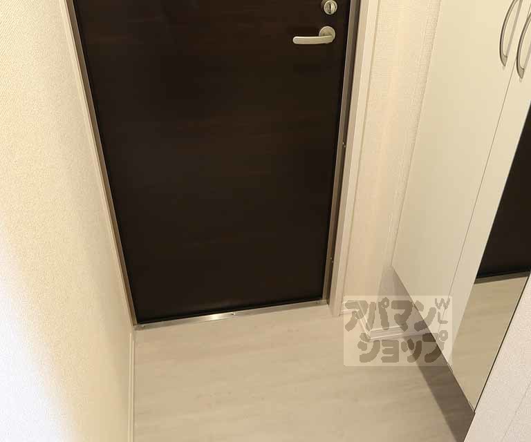 玄関　３０２号室の写真です。