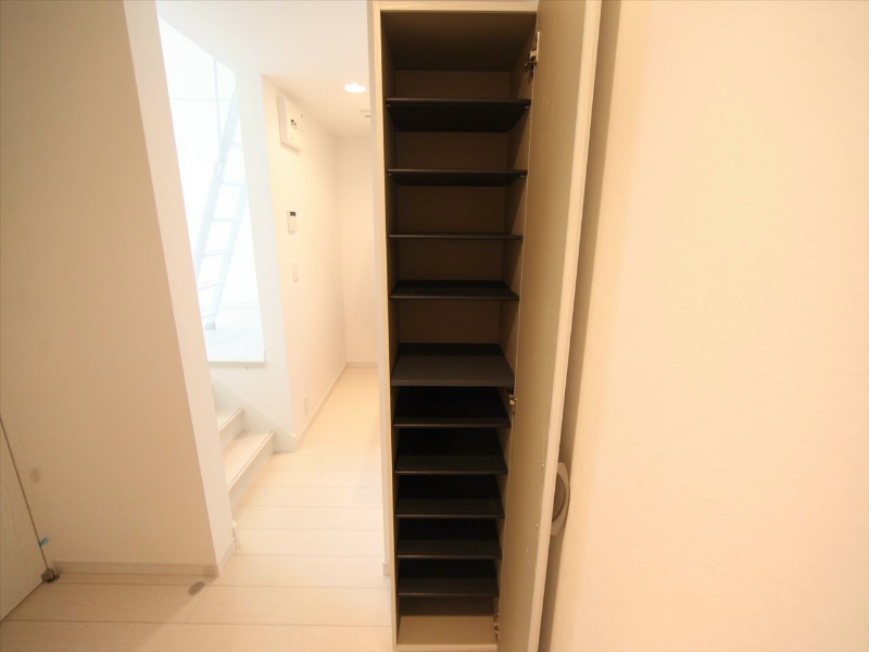 玄関　玄関　シューズボックス付（収納充実してます）