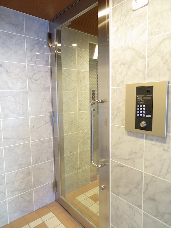 エントランス　オートロック完備