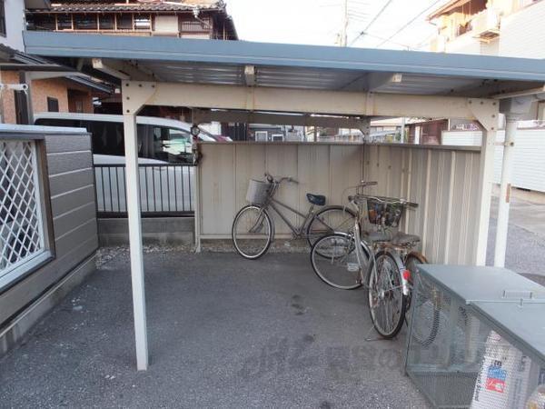 その他共有部分　ルーフ付きの駐輪場です♪
