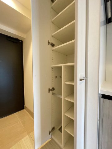 玄関　収納もある玄関です