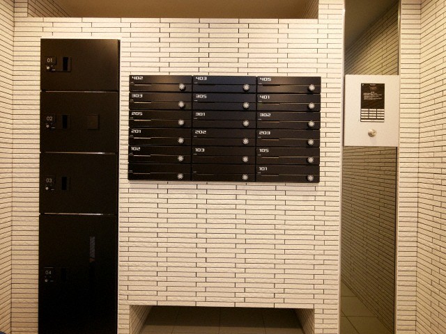 エントランス　不在時でも配達物の受け取りが可能な宅配ボックス付きです♪