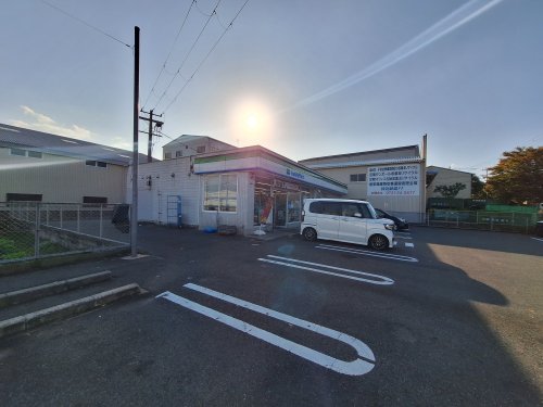 コンビニ　ファミリーマート若松町西店（コンビニ）まで710m