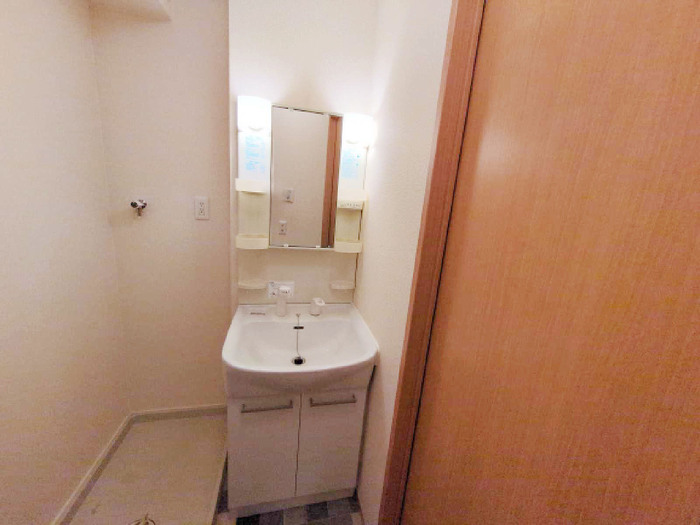 洗面設備　洗面所内に室内洗濯機置場がついてます！