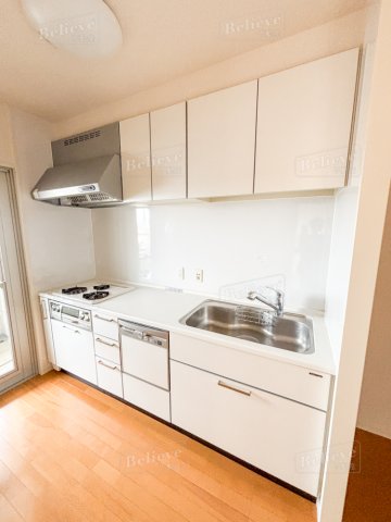 キッチン　3口コンロ・グリル付きの使いやすいシステムキッチンです♪