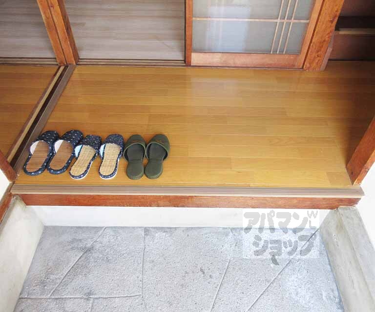 玄関　腰掛け可能です。