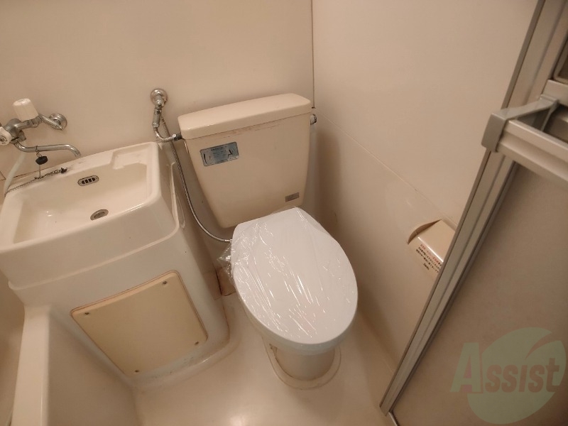 トイレ　ユニットバス内のトイレです。一人暮らしなら十分ですね。