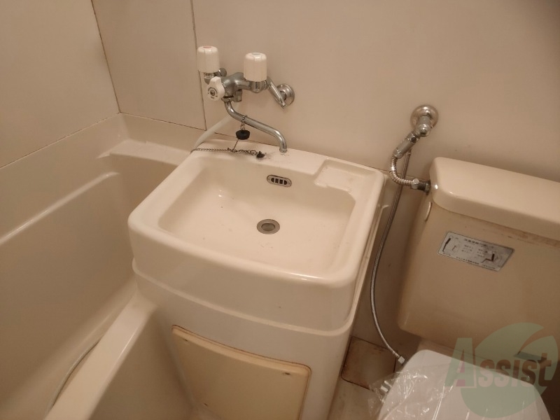 洗面設備　ユニットバス内の洗面台です。朝の身支度もスムーズです。