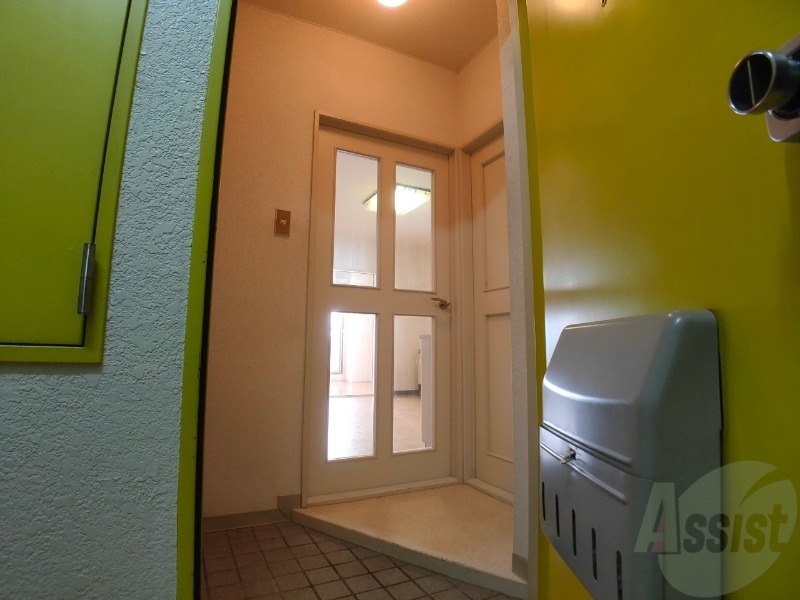 玄関　玄関です。すぐ広いリビングにつながっています。