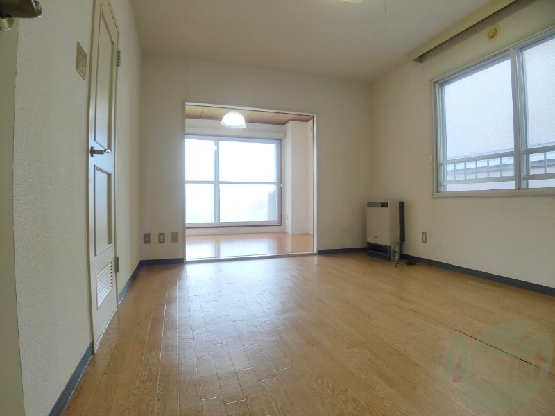 居室・リビング　リビングです。木目のフローリングが落ち着きますね。