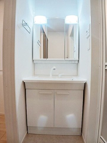 洗面設備　ゆったりとスペースのある洗面所