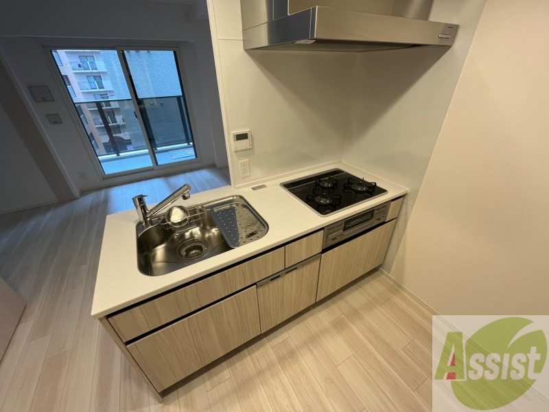 キッチン　キッチン周りは意外と物が多いので棚があるといいですね。