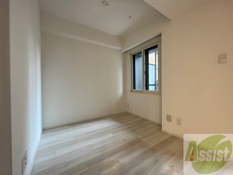 その他部屋・スペース　寝室はこちらです。光が差し込む、温かみのあるお部屋です。