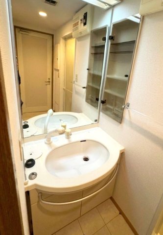 洗面設備　朝の支度に嬉しい洗髪洗面化粧台