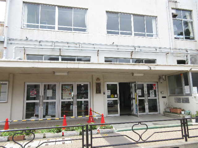 小学校　文京区立千駄木小学校（小学校）まで402m