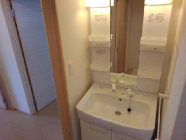 洗面設備　明るい洗面所です