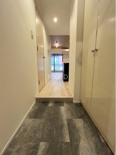 玄関　内見予約受付中、お気軽にお問い合わせください。