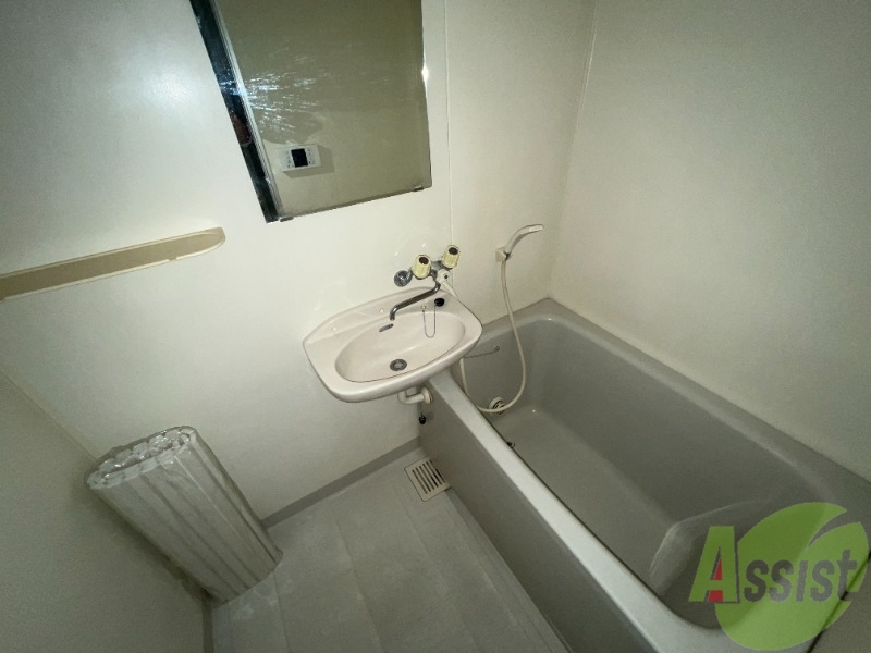 バス・シャワールーム　バスルームは狭すぎず、シャワーも浴びやすそうです。