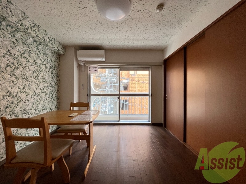 居室・リビング　１０帖のＤＫ。引き戸を開けると解放感があります。