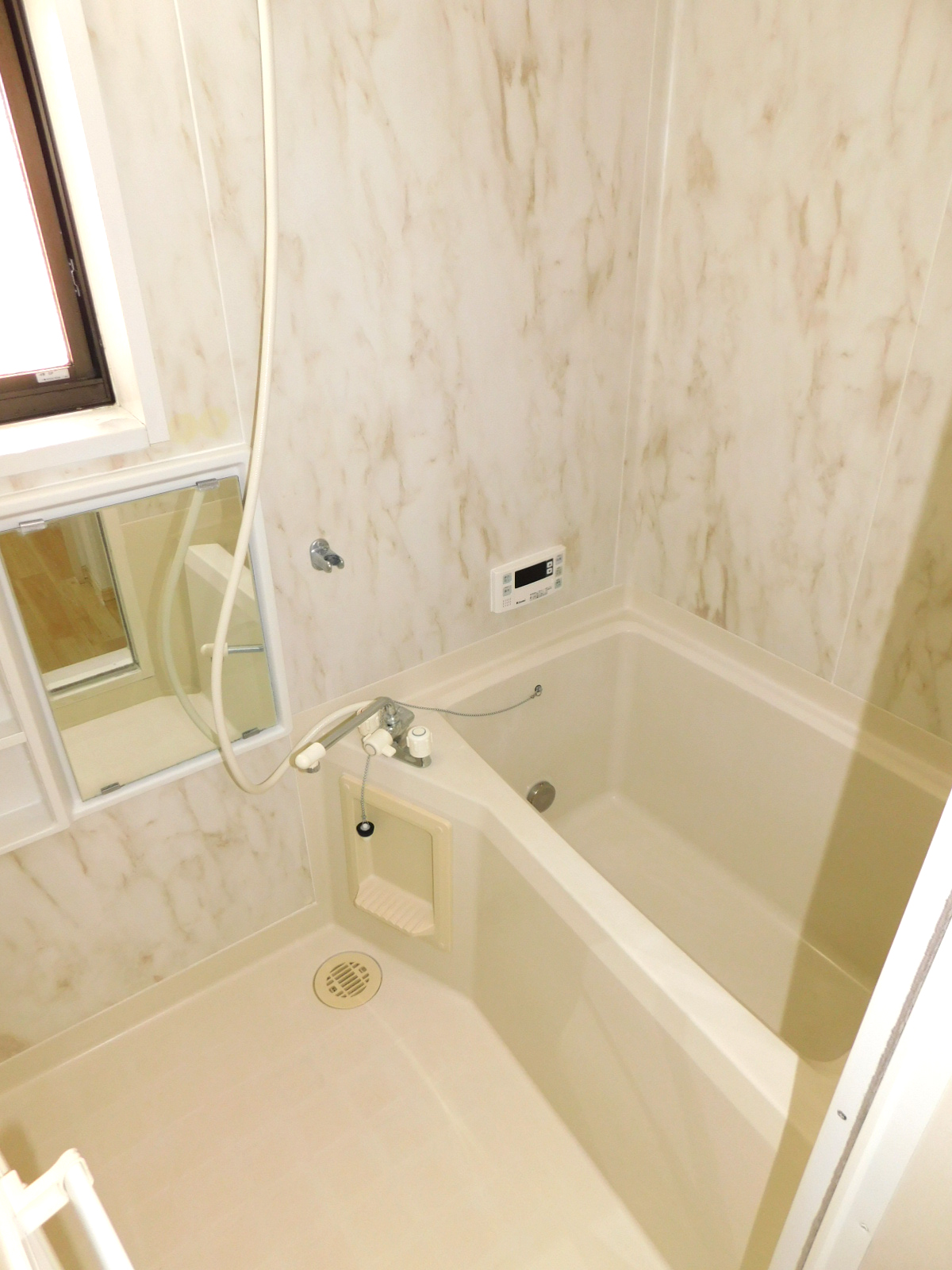 バス・シャワールーム　追焚機能付きバス（同タイプ写真）