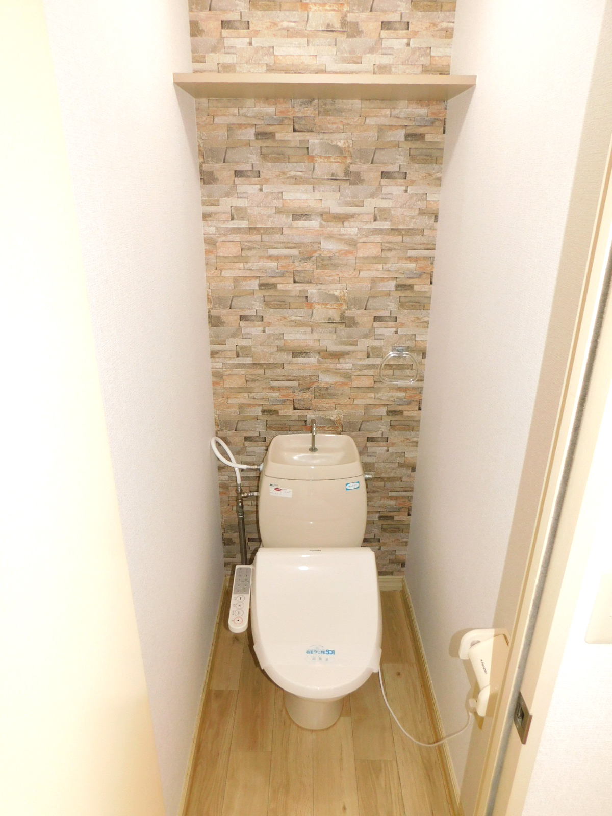 トイレ　温水洗浄便座新設します（同タイプ写真）