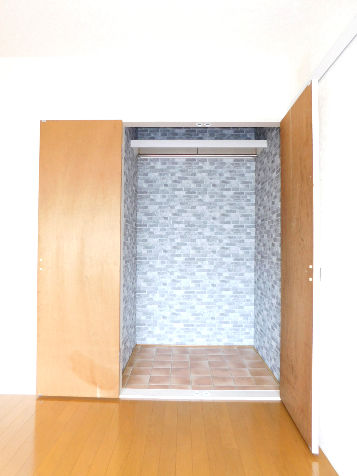 収納　南東側洋室収納をクローゼットに変更します（同タイプ写真）