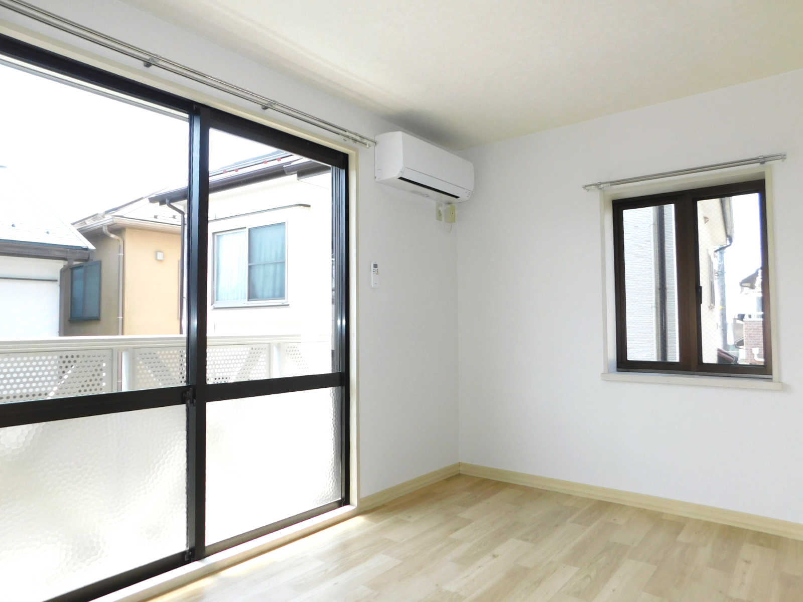 居室・リビング　テラス側洋室（同タイプ２階の写真）