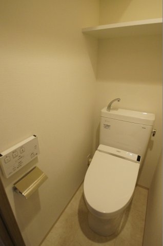 トイレ　温水洗浄便座です。