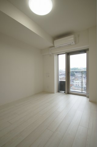 居室・リビング　優しい色合いの床材を使用した居住空間です。