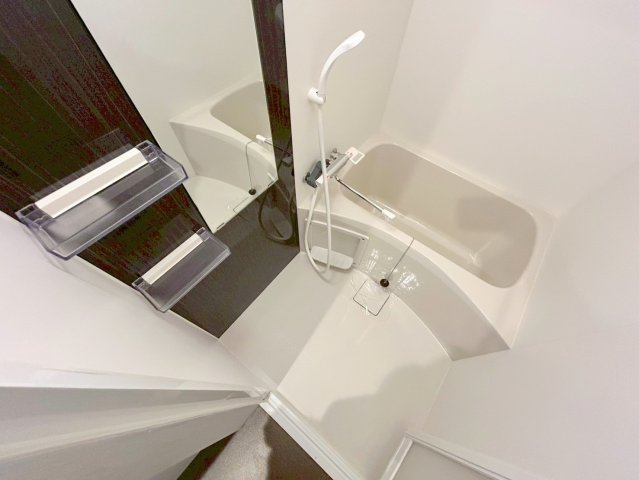 バス・シャワールーム　広めのお風呂は一日の疲れを癒してくれます。