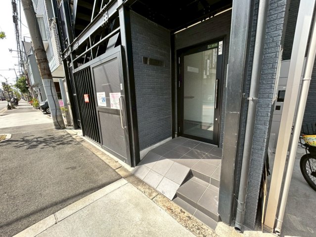 エントランス　オシャレなエントランスは安心のオートロック付きです。