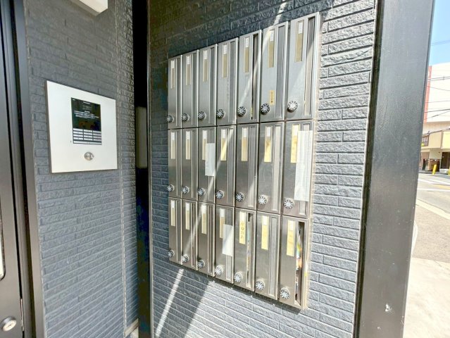 ロビー　ロビーにある各部屋毎のメールボックス。