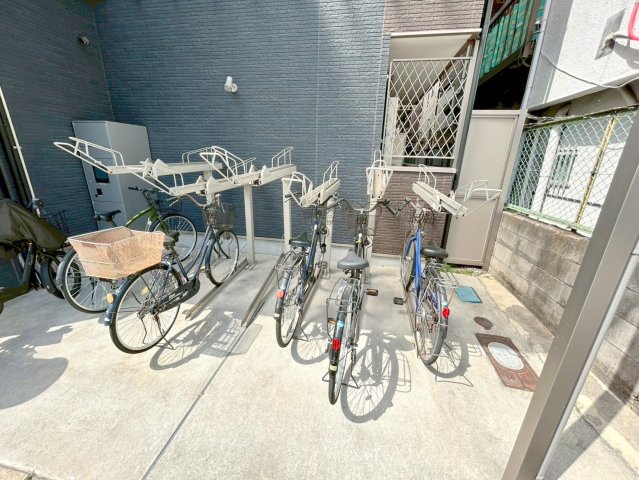 駐車場　敷地内には入居者専用の駐輪スペースもあります。