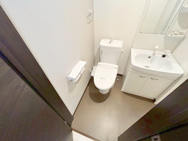 トイレ　綺麗なトイレにはウォシュレット標準装備です。