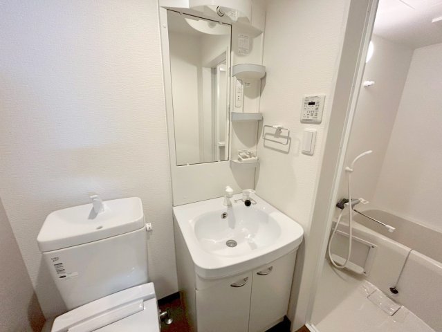 洗面設備　身支度が出来る独立洗面台です。