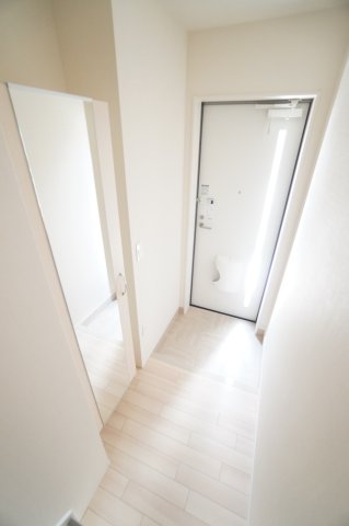 玄関　※同物件・同タイプの写真です。