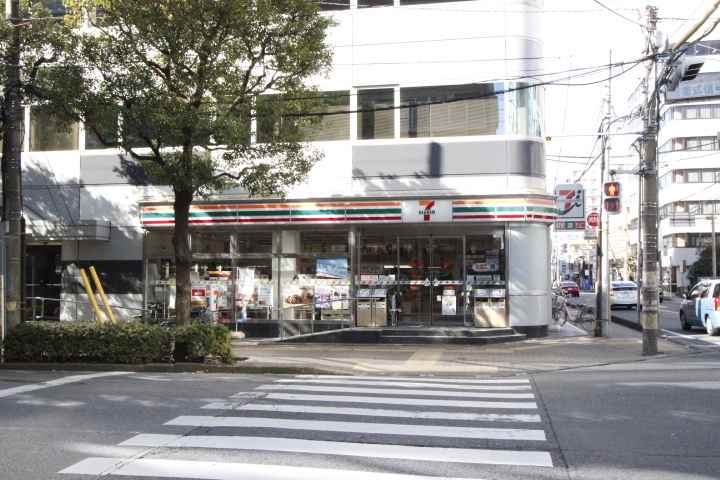 コンビニ　セブンイレブン（コンビニ）まで358m