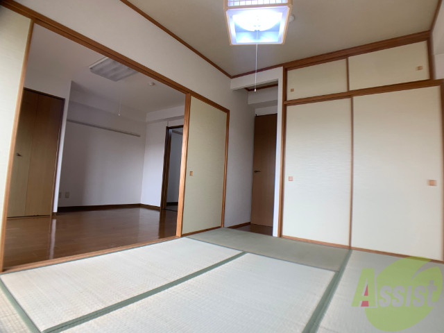 その他部屋・スペース　６帖の和室のお部屋もあります。寝室にしましょう。