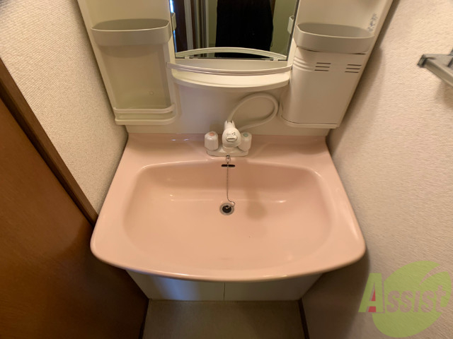 洗面設備　洗面台。朝の身支度はここでばっちり決めましょう。