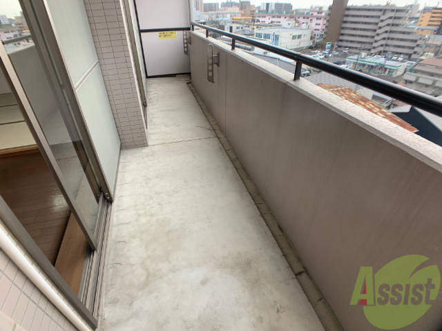 バルコニー　バルコニー。洗濯物がはかどりそうな広さがありますよ。