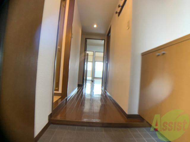 玄関　玄関の様子です。明るい印象ですね。気分もあがりそう。