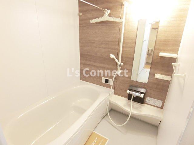 バス・シャワールーム　足を伸ばして入れる１坪浴室。追焚き、浴室乾燥付き。