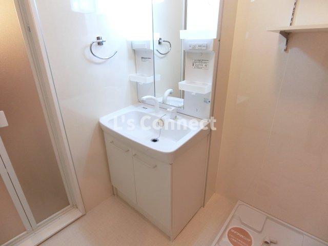 洗面設備　朝の支度もスムーズな独立洗面台。