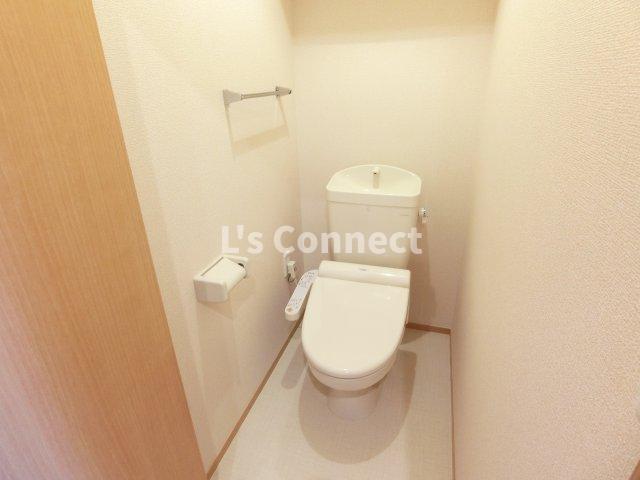 トイレ　温水洗浄便座付きのトイレ。