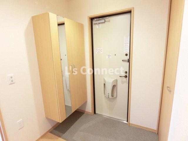 玄関　下駄箱の他に玄関収納付きです。