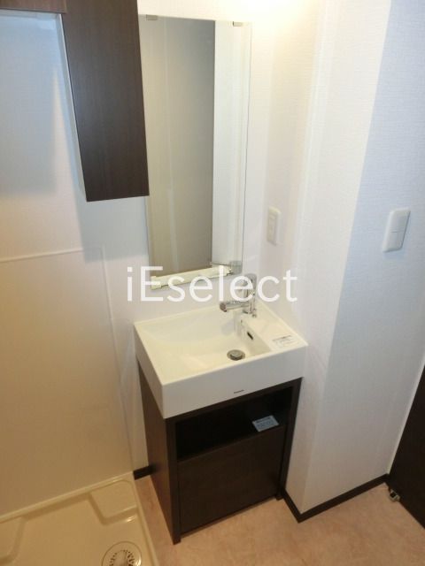 洗面設備　便利な独立洗面化粧台。