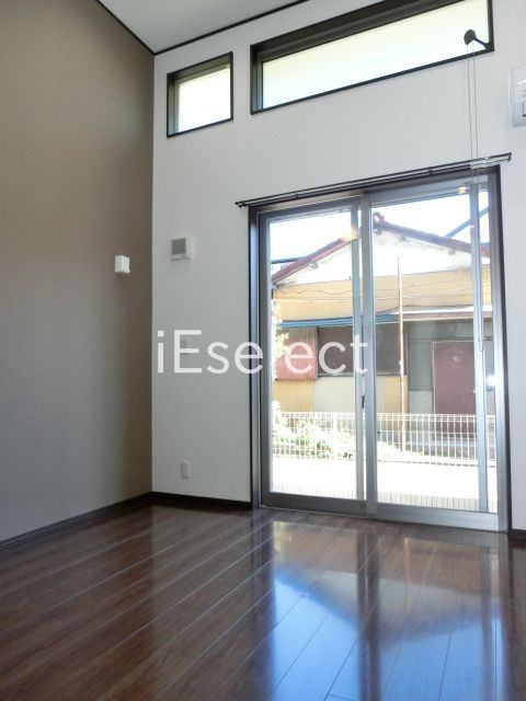 居室・リビング　フローリング張りで開放感のある洋室です。