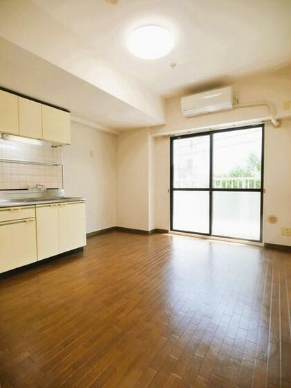 居室・リビング　日当たり良好　掲載写真は全て、同建物、別間取りのものです。