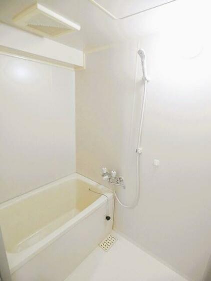 バス・シャワールーム　給湯はリモコンで温度設定　お湯のハンドル１本で適温が出ます。